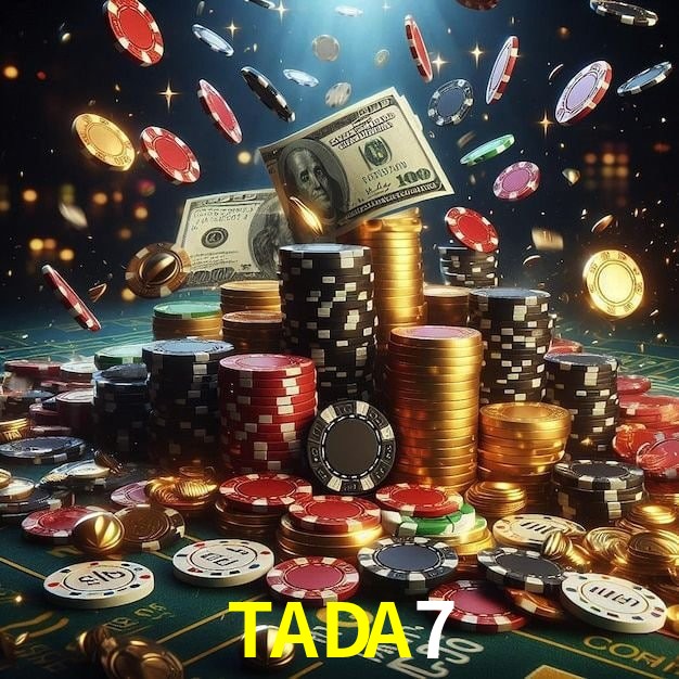 Escena dinámica inspirada en casino con iluminación TADA7, cartas, fichas e íconos de juegos digitales en un espacio moderno de juegos.