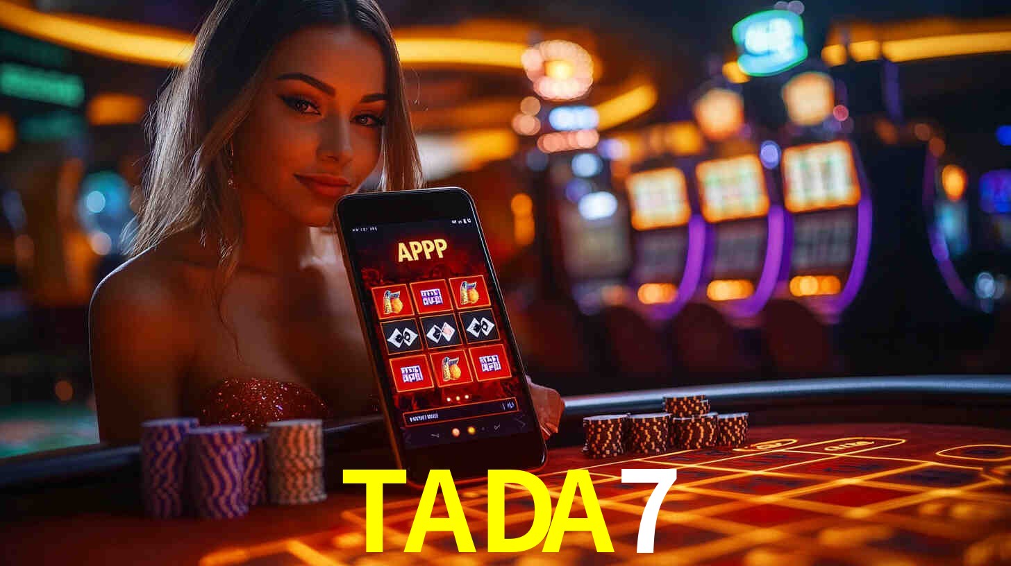 Una escena digital vívida inspirada en casino con TADA7 mostrado prominentemente, luces brillantes, fichas, cartas y acentos dorados.